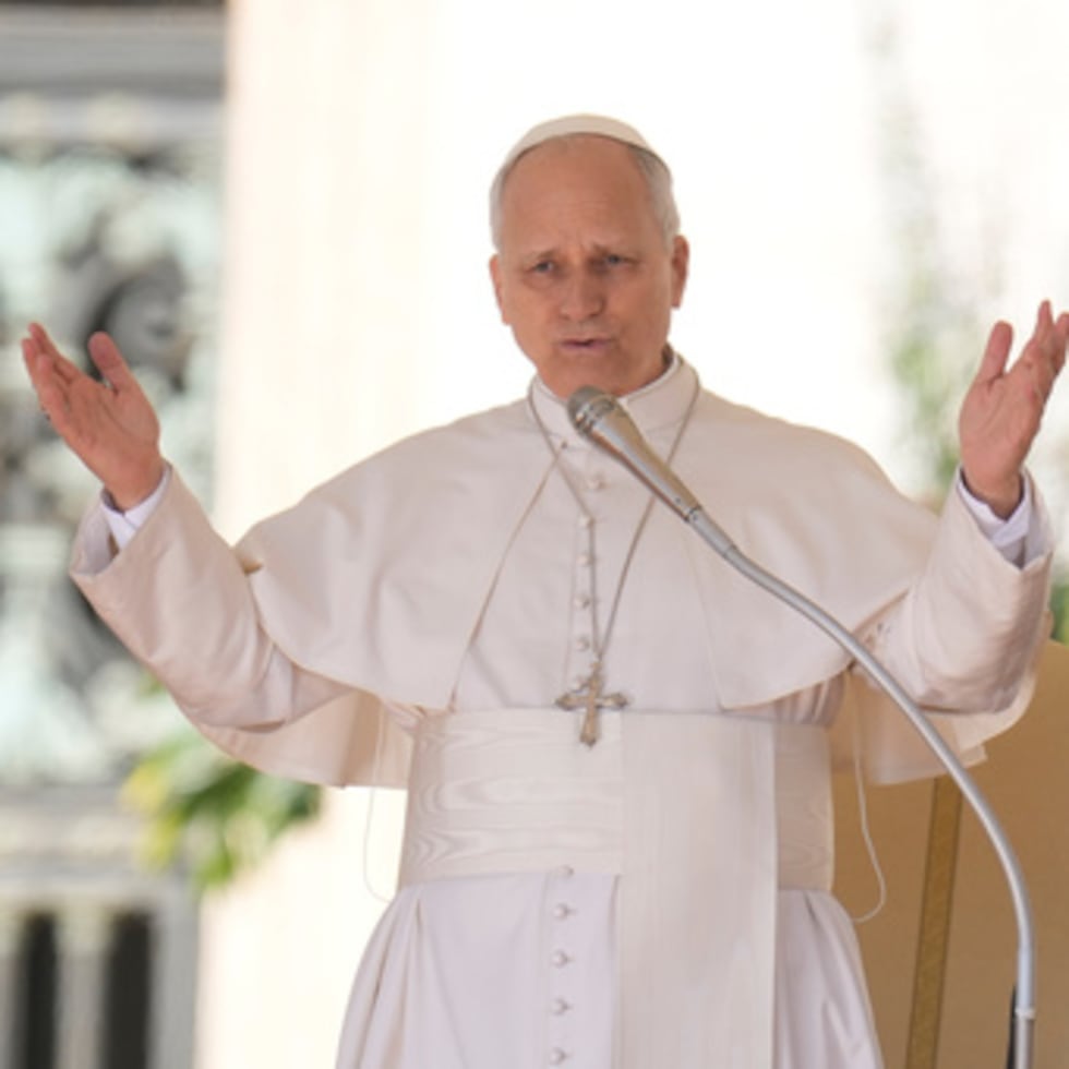 El Papa León XIV bendice a los fieles al comenzar su audiencia general semanal en la Plaza de San Pedro, en el Vaticano, el miércoles 8 de abril de 2026. (AP Photo/Gregorio Borgia)