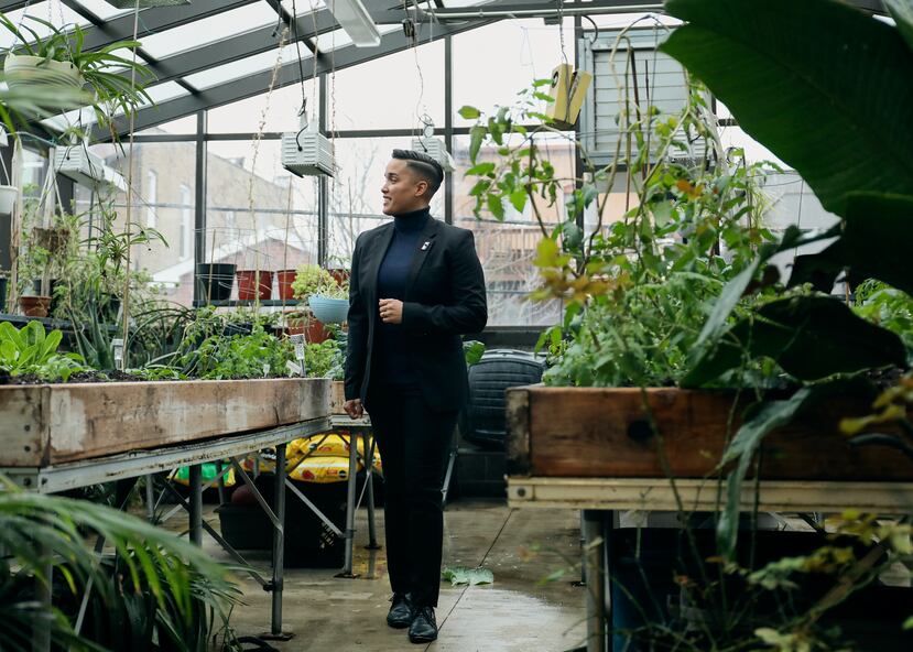 Jessie Fuentes visita un jardín de la zona.