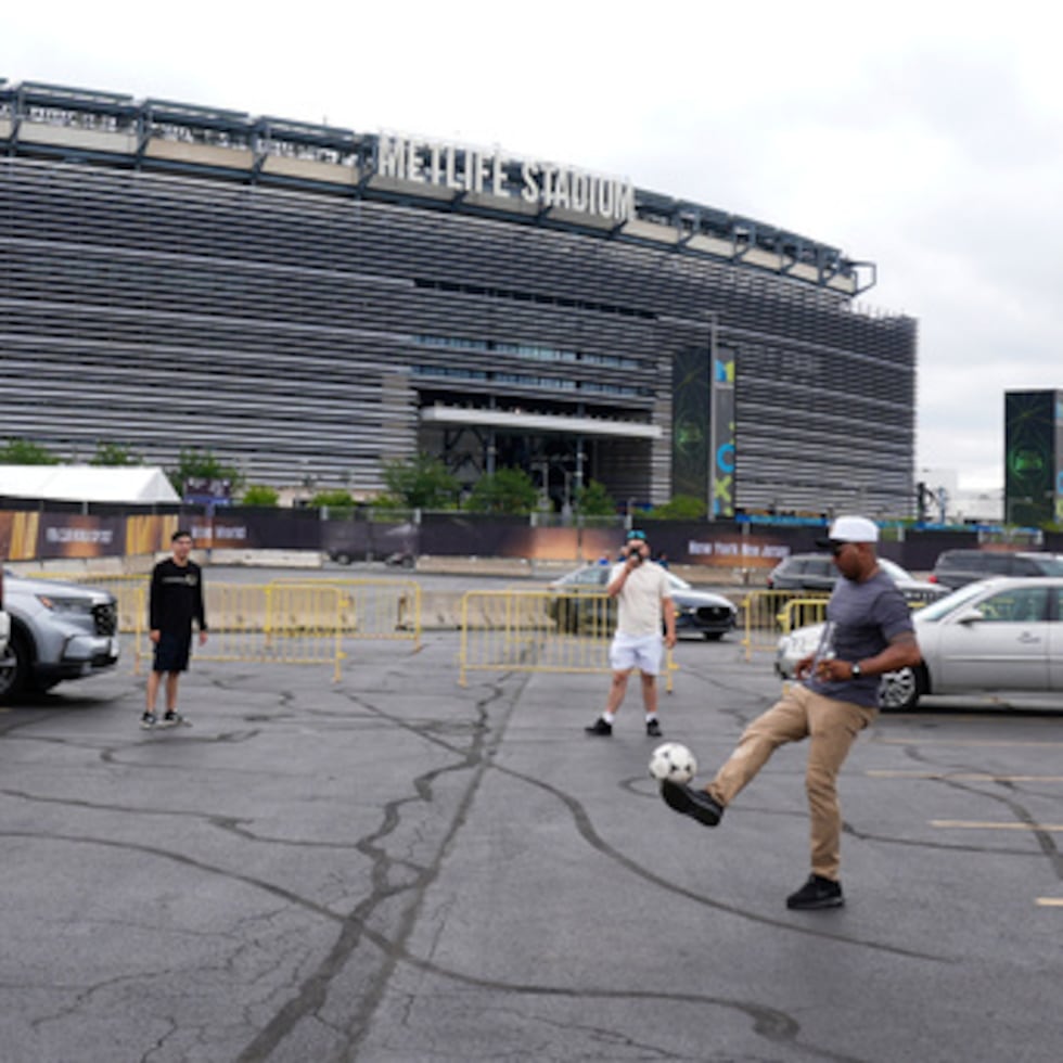 Aficionados juegan con un balón fuera del Metlife Stadium antes del partido final de la Copa Mundial de Clubes de fútbol entre el Chelsea y el PSG en East Rutherford, Nueva Jersey.