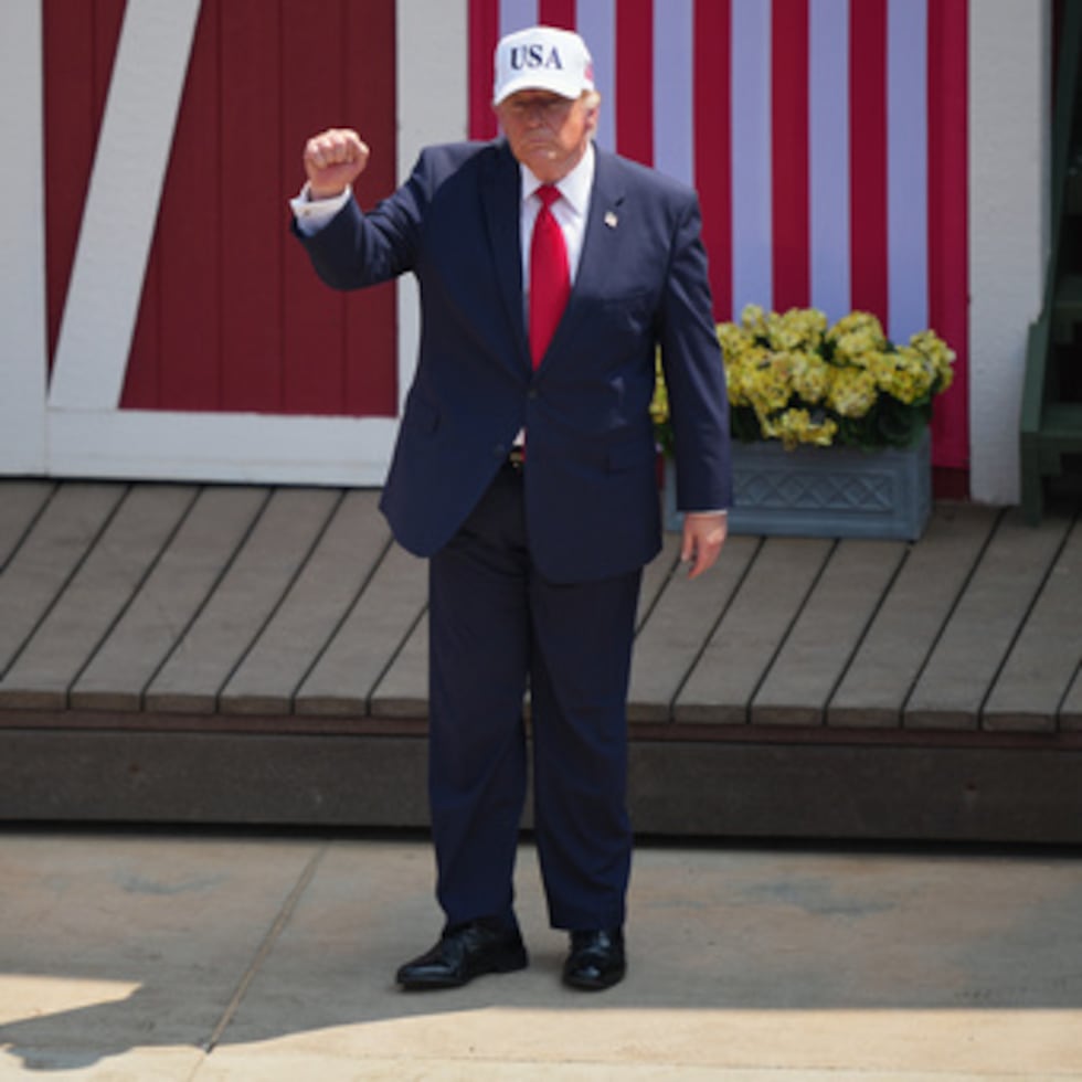 El presidente Donald Trump abandona el escenario tras pronunciar un discurso en el Anfiteatro Burning Hills durante la ceremonia de inauguración de la Biblioteca Presidencial Theodore Roosevelt.