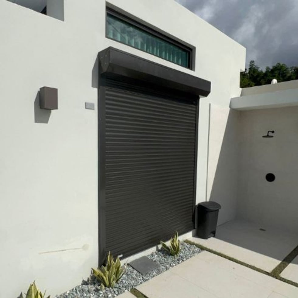 La emopresa se especializa en sistemas de tormenteras y protección contra huracanes, incluyendo roll-up shutters, sistemas de aluminio y opciones de protección diseñadas para resistir condiciones extremas.