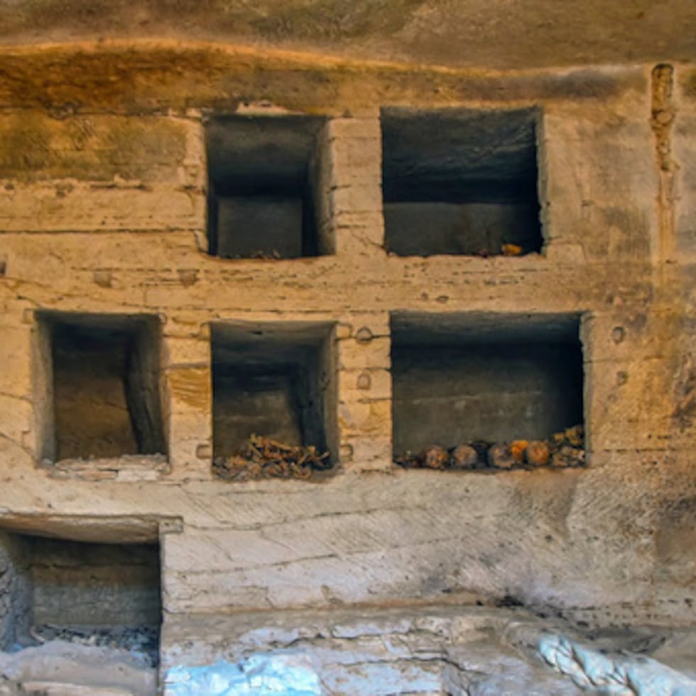 Algunas de las siete tumbas de superficie construidas en piedra caliza —descubiertas en el yacimiento arqueológico de Marina el-Alamein—, al oeste de la ciudad mediterránea de Alejandría, en Egipto.