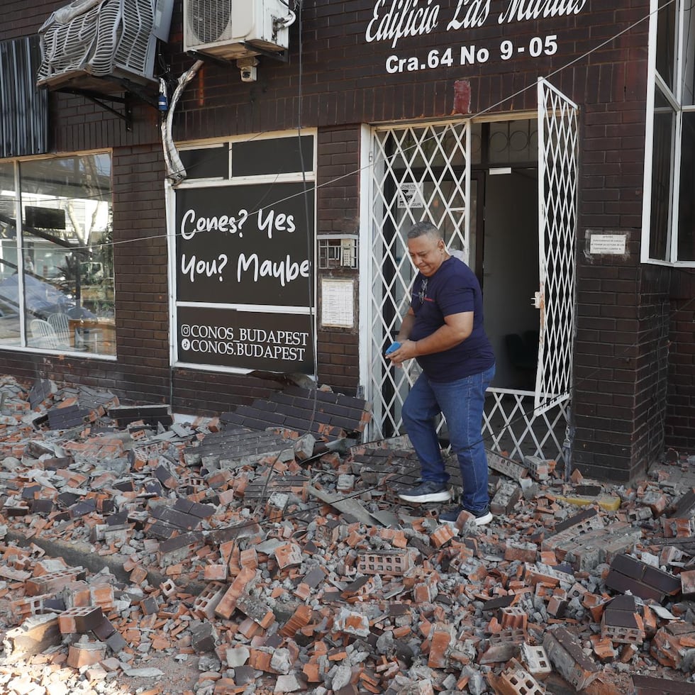Un hombre camina sobre escombros tras un fuerte temblor este lunes, en Cali (Colombia). Un temblor de magnitud 7,4 sacudió gran parte de Colombia, según el Servicio Geológico Colombiano (SGC), y las autoridades informaron de daños en varias ciudades como Manizales, Cali y Pereira.