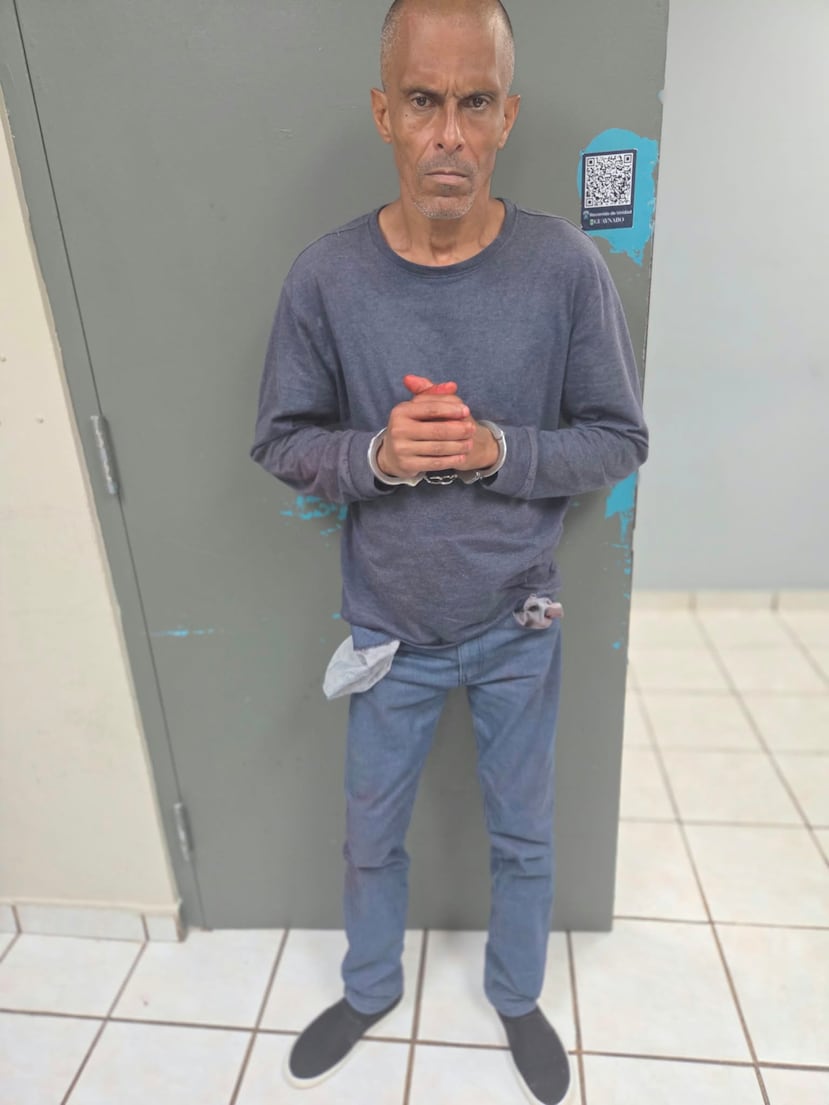 Posteriormente, la Policía de Puerto Rico indicó que Pedro J. Morales Castro, de 57 años, llegó hasta las instalaciones de la institución financiera y anunció el asalto mediante una nota.