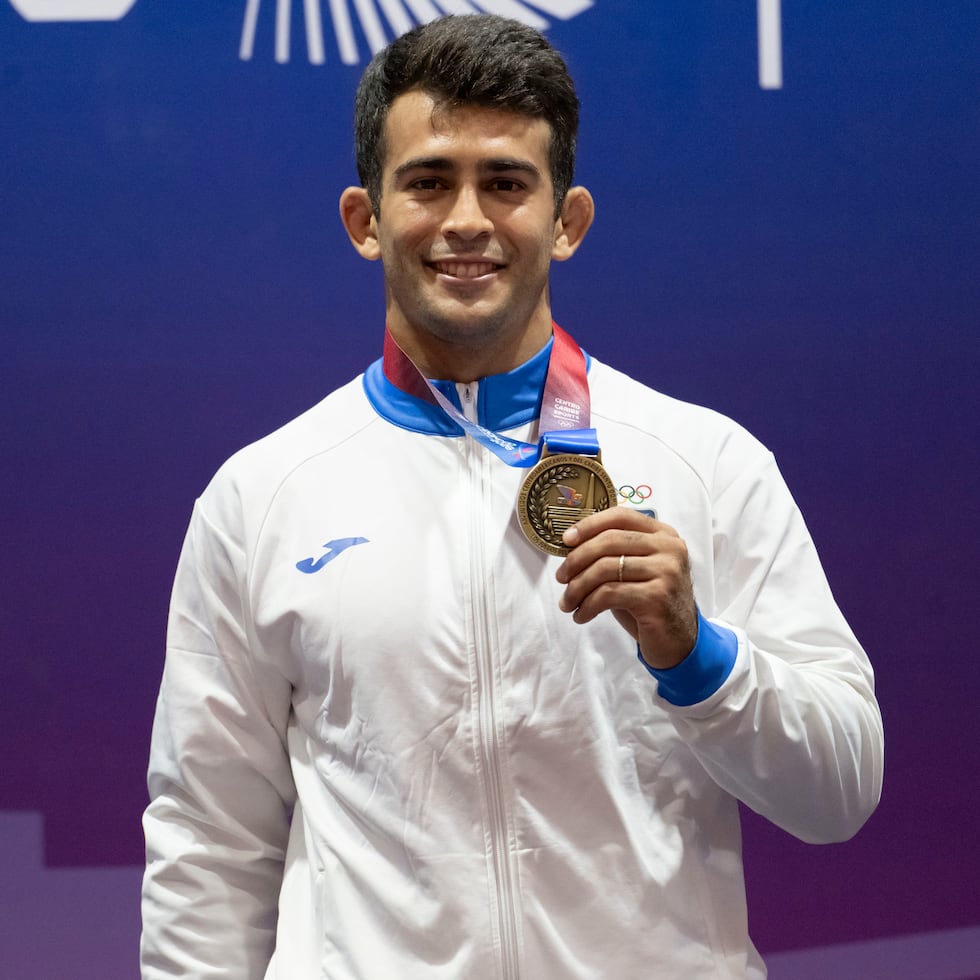 El judoca Adrián Gandía posa con la medalla de oro conquistada para Puerto Rico en los Juegos Centroamericanos y del Caribe 2026.