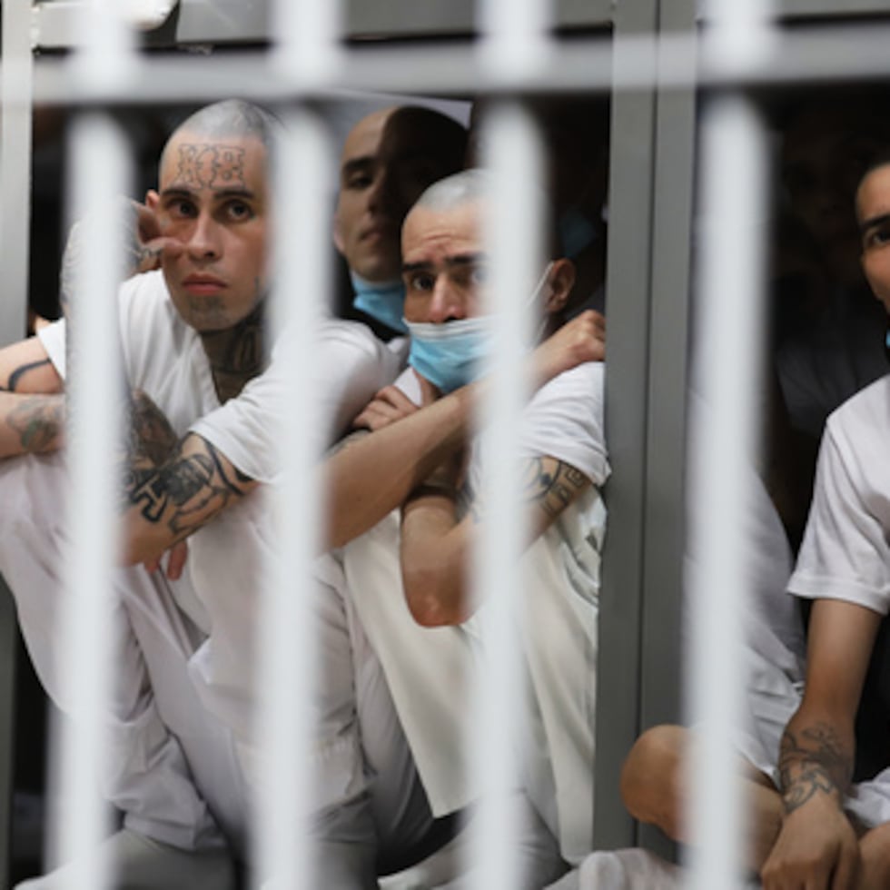 Bukele ha implementado medidas para combatir a las bandas de El Salvador, incluido el estado de excepción que comenzó en marzo de 2022 tras una oleada de violencia entre bandas.