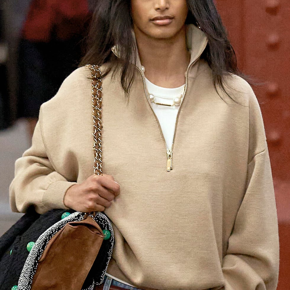 En invierno la "white t-shirt" funciona bien debajo de cardigans u otras capas de abrigo y en el verano como pieza principal