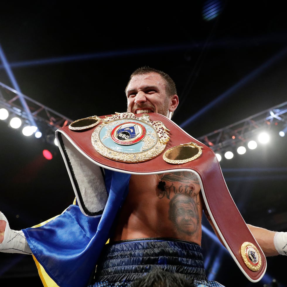 Vasyl Lomachenko fue campeón mundial en tres divisiones y conquistó títulos de la OMB, AMB, CMB y FIB durante su carrera profesional.