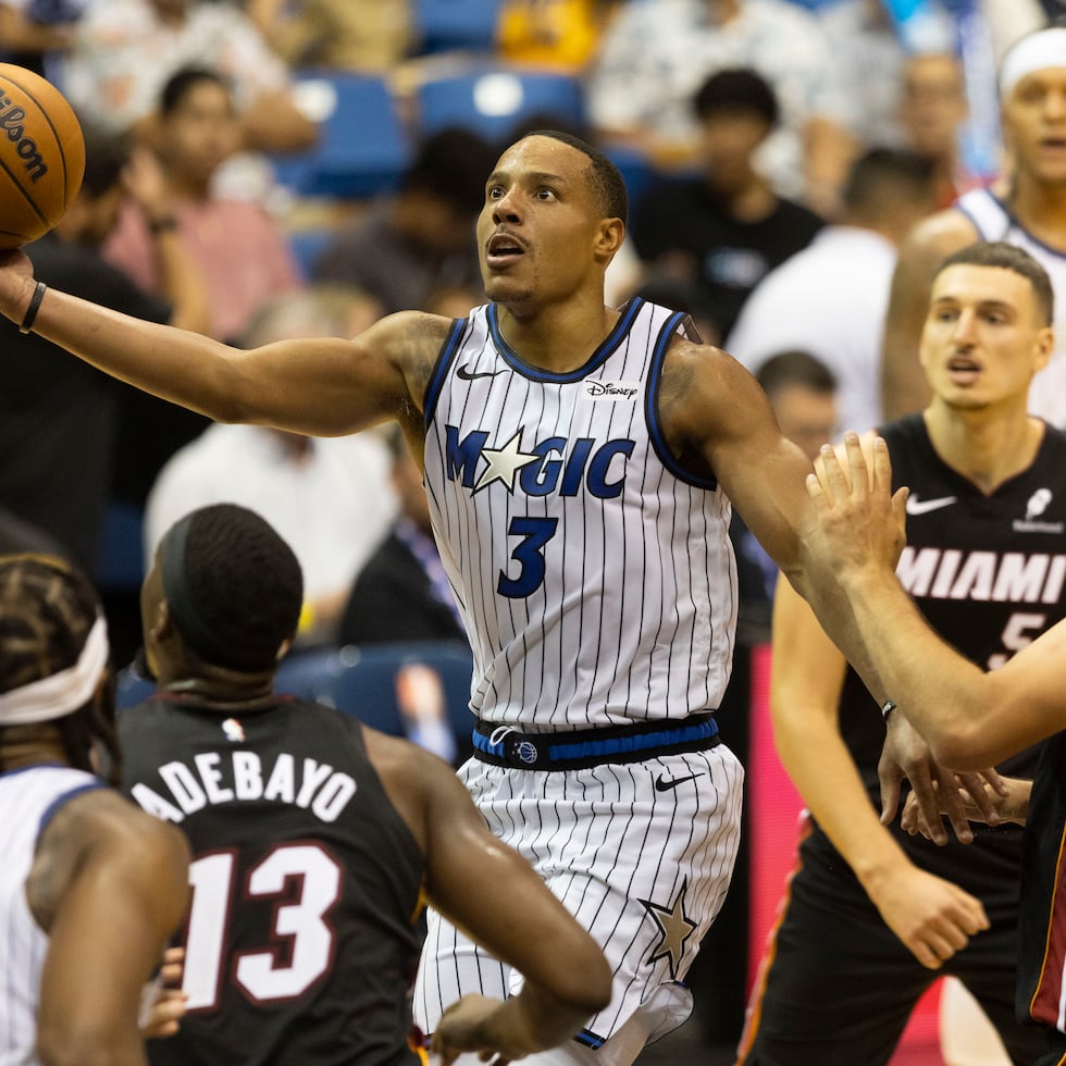 Desmond Bane ataca el canasto ante la defensa del Heat de Miami.