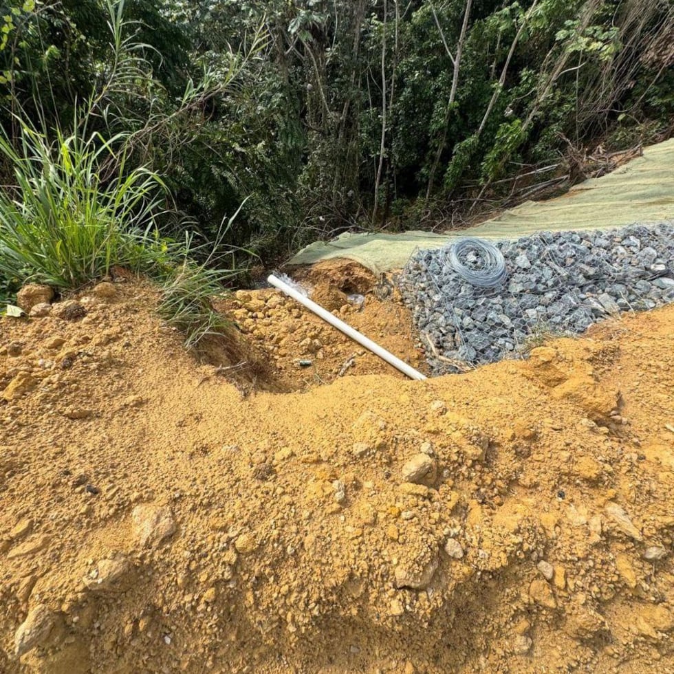 La AAA detalló que el servicio se afectó con la rotura de un tubo en el sector Unibón, en Morovis, mientras un contratista construía un muro de contención.