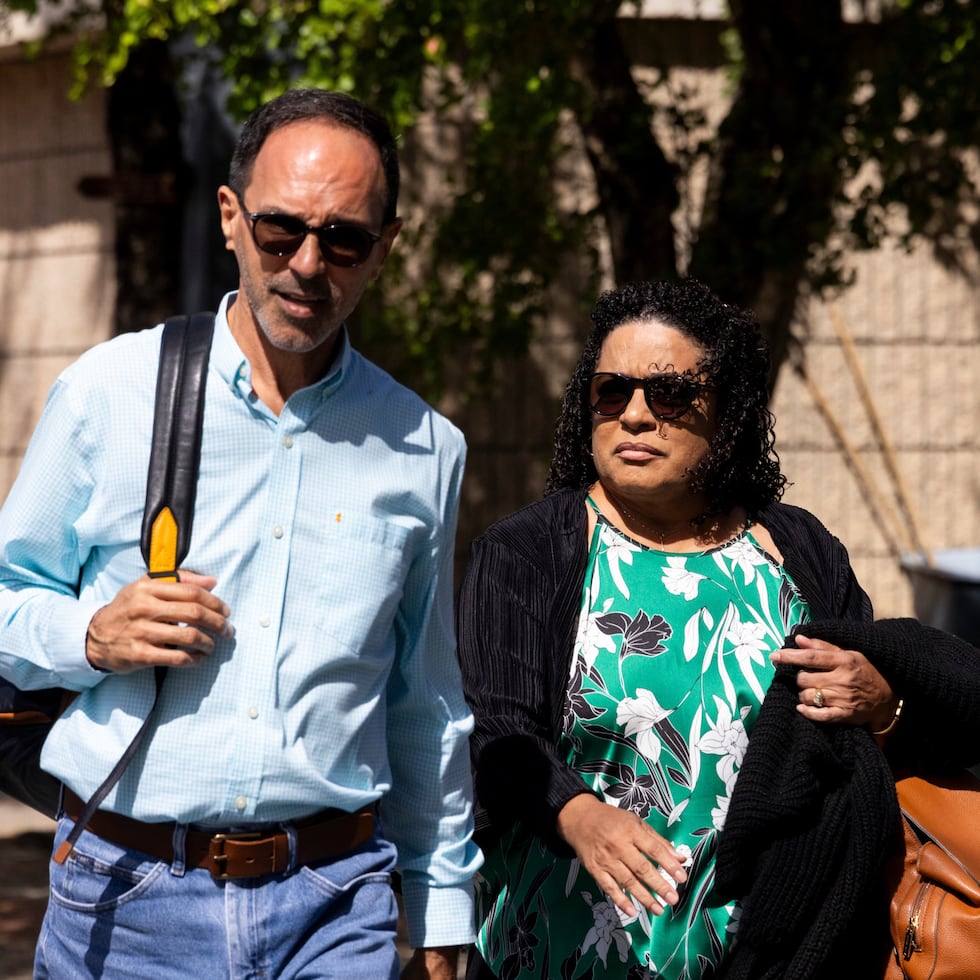 La exrepresentante María Milagros "Tata" Charbonier y su esposo Orlando Montes Rivera a su llegada al Tribunal federal.