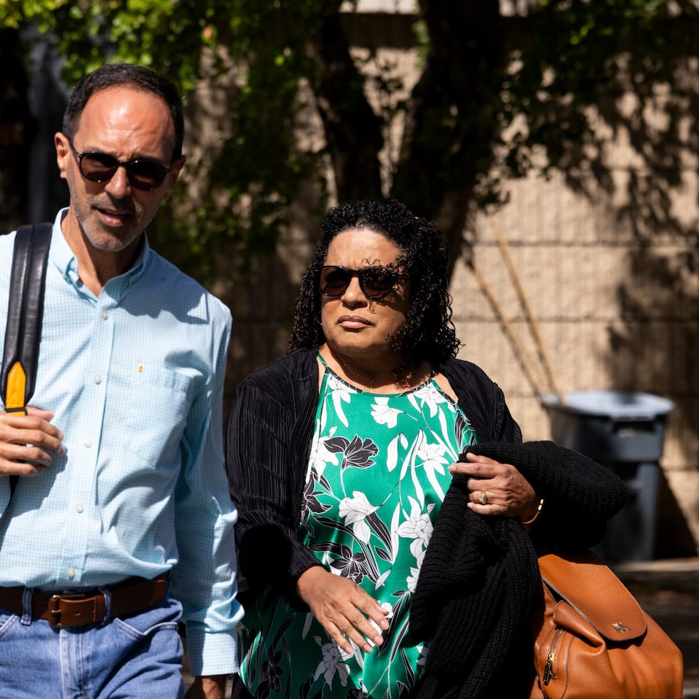 María Milagros "Tata" Charbonier y su esposo Orlando Montes Rivera a su llegada al Tribunal federal en Hato Rey.