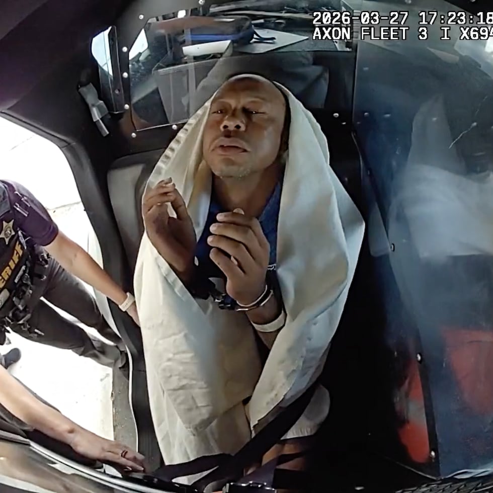 Imagen de un vídeo suministrado por Martin County, Fla. Tiger Woods es amarrado en un vehículo de la policía tras ser arrestado.