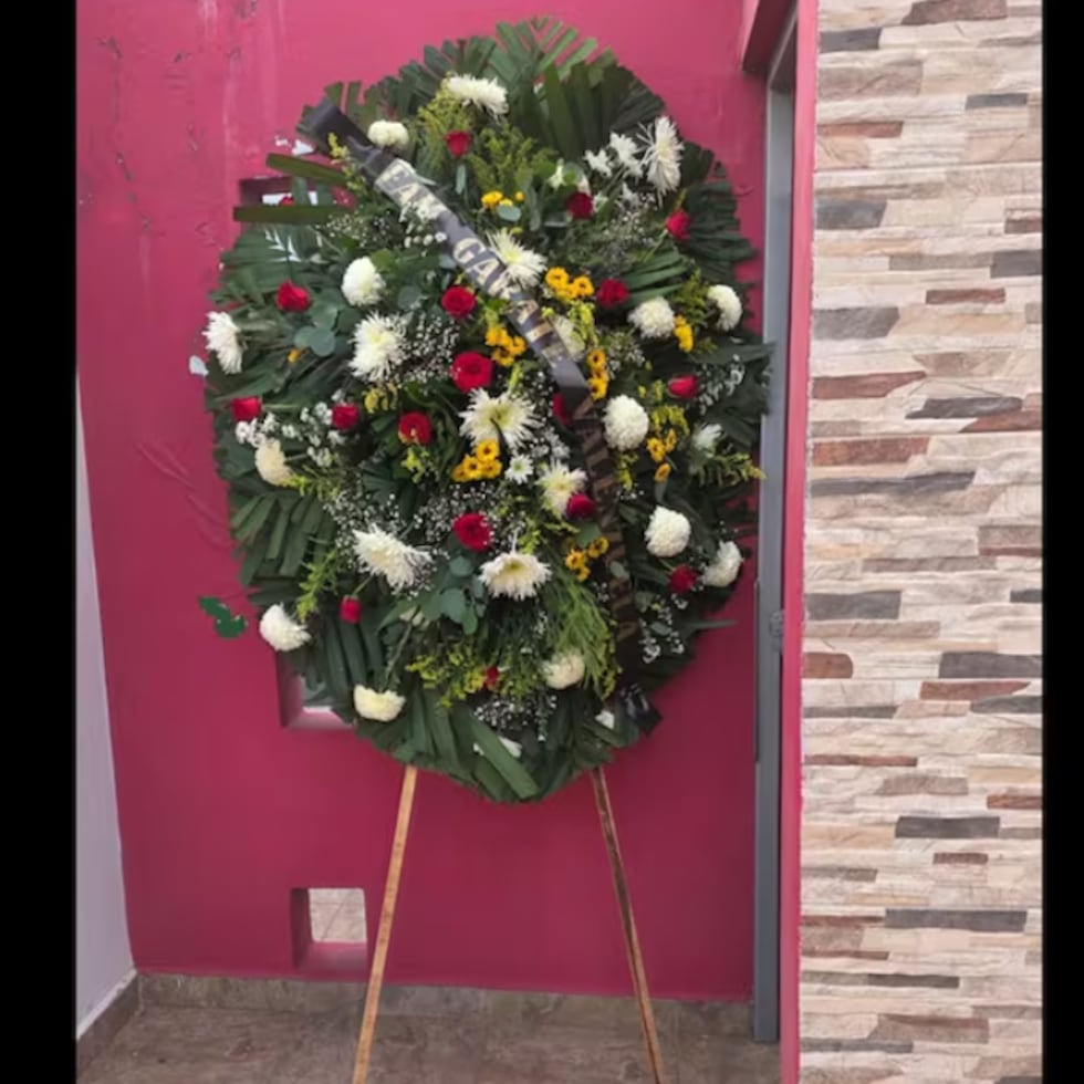 La colocación de una ofrenda fúnebre en la entrada de la casa de la diputada local Paola Garate Valenzuela.