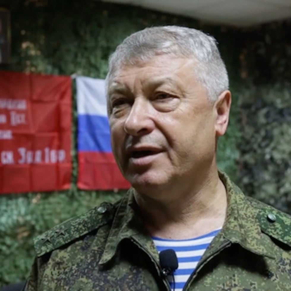 En esta imagen tomada de un vídeo facilitado por el Servicio de Prensa del Ministerio de Defensa ruso el miércoles 14 de junio de 2023, el teniente general Vladimir Alekseyev habla con militares en un lugar no revelado. (Servicio de Prensa del Ministerio de Defensa ruso vía AP)