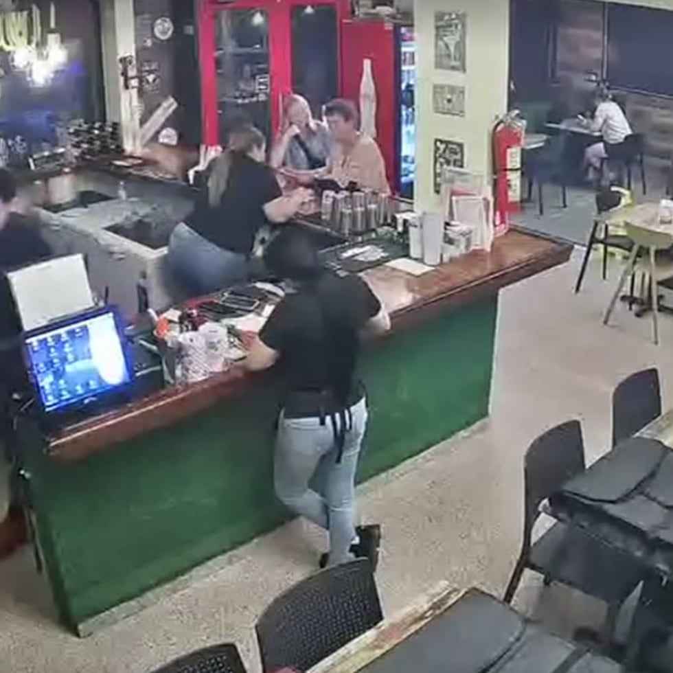 Screenshot of the video of the incident where a group of tourists demanded that the employees of the Mama Mia restaurant in Fajardo speak better English because "this is America".