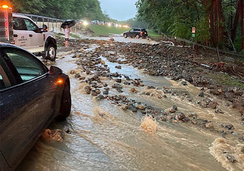 Vehículos detenidos cerca de un tramo de la carretera Palisades inundado y dañado por el agua junto al puente Bear Mountain, el domingo en el condado Orange, Nueva York.