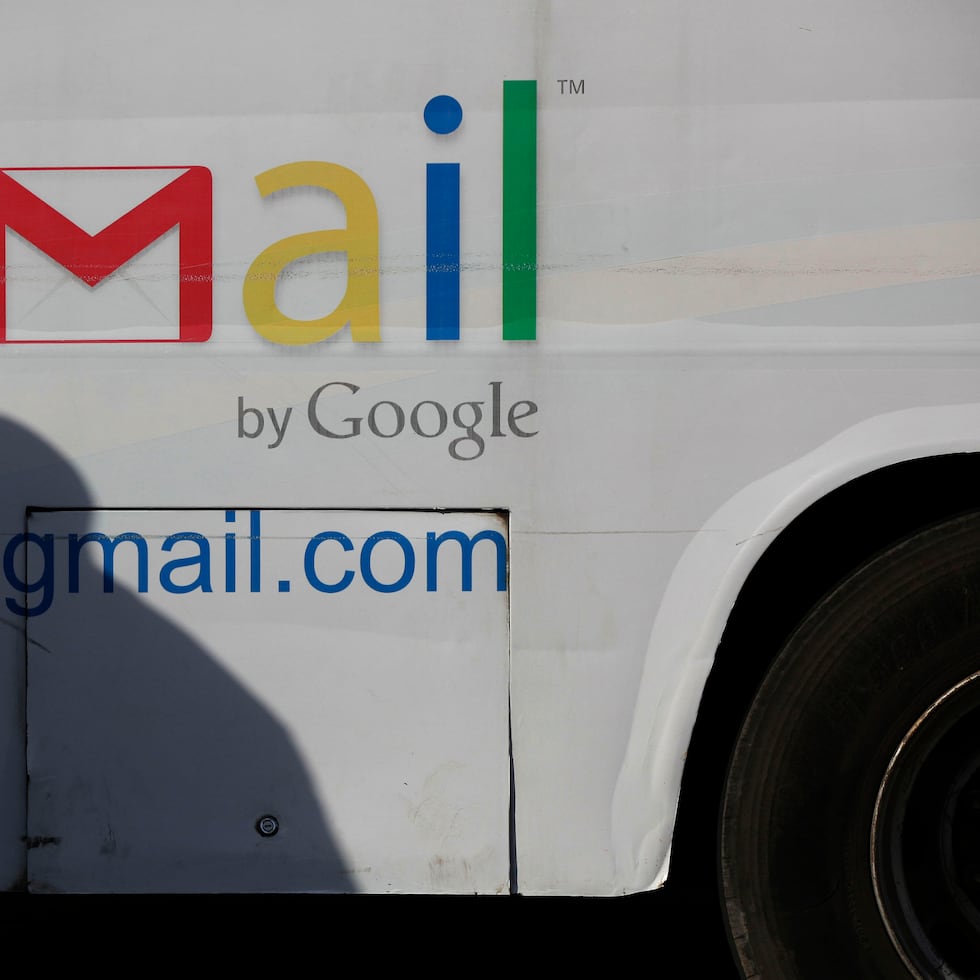 Un aviso publicitario para Gmail de Google, en un autobús, en Lagos, Nigeria, el 17 de septiembre de 2012.