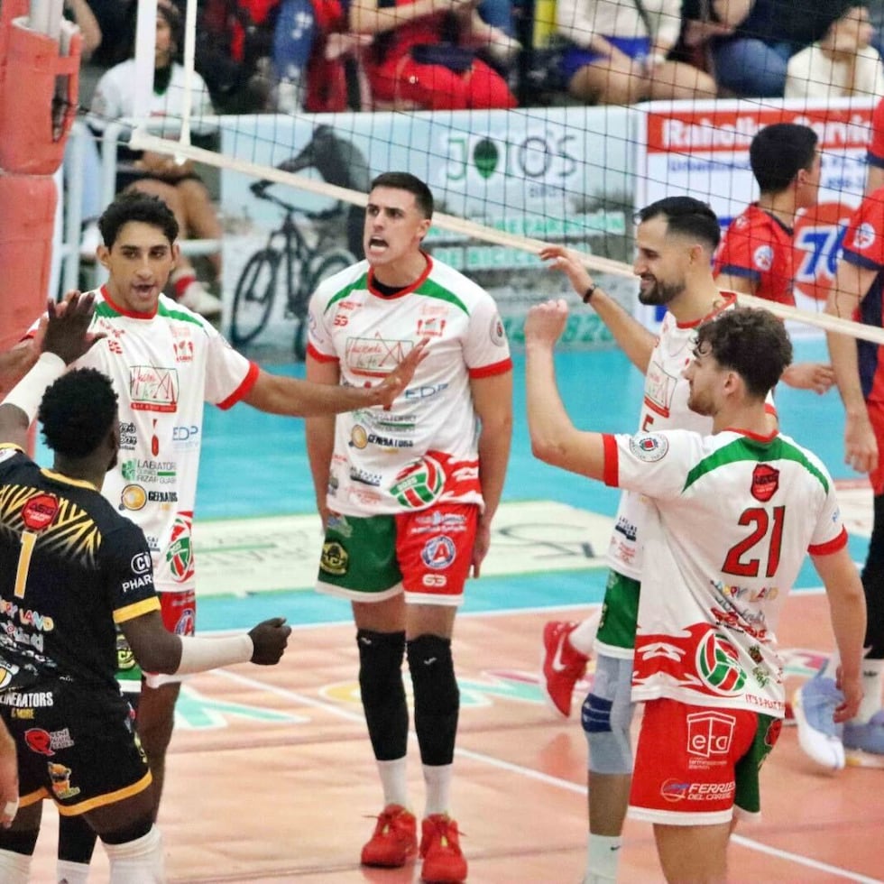 Los Caribes de San Sebastián festejan en el primer juego de las semifinales de la LVSM contra los Patriotas de Lares.