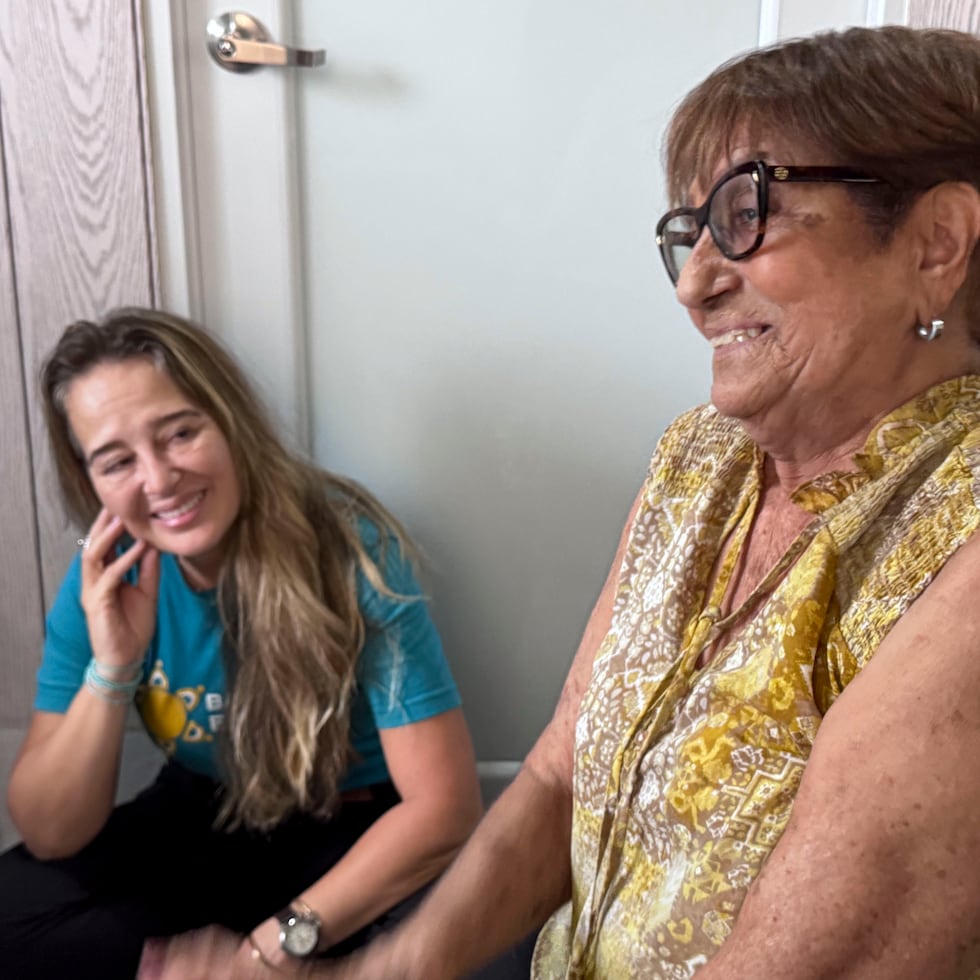 Damayanti Moreno, coordinadora de Barrio Eléctrico, junto a María Migdalia Delgado, de 82 años y quien sufre frecuentes ataques de asma.