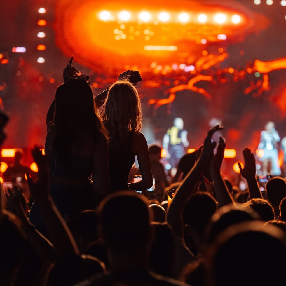 According to the Association of Promoters and Professionals of Public Shows (Appep), the special fee charged by event producers is not a problem for the Puerto Rican consumer, but rather the resale of overpriced tickets and fraudulent sales schemes in the secondary market.