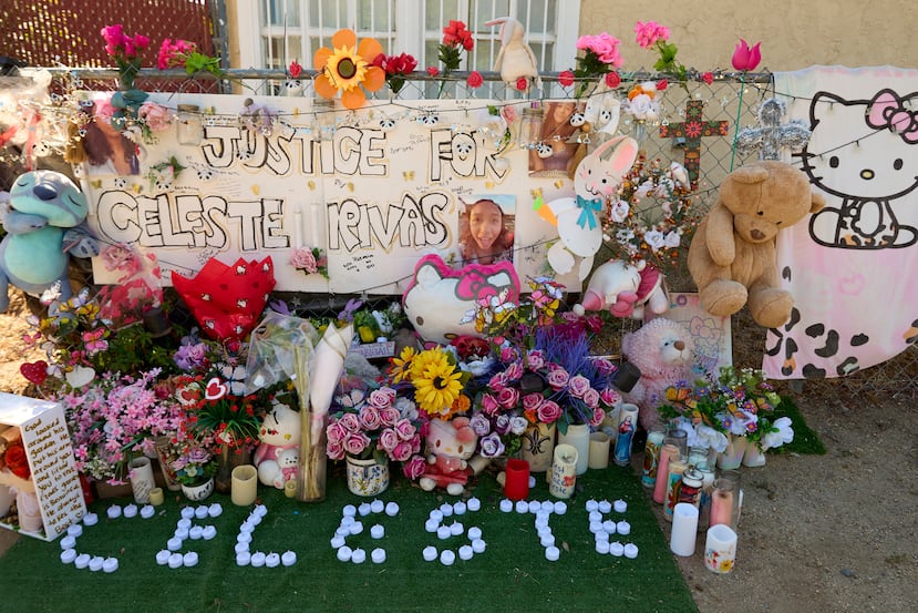 ARCHIVO - Un altar improvisado en memoria de Celeste Rivas Hernández, quien fue asesinada y encontrada dentro de un vehículo propiedad del cantante D4vd, se erige frente a su casa en Lake Elsinore, California, el 21 de abril de 2026. (Foto AP/Damian Dovarganes, archivo)