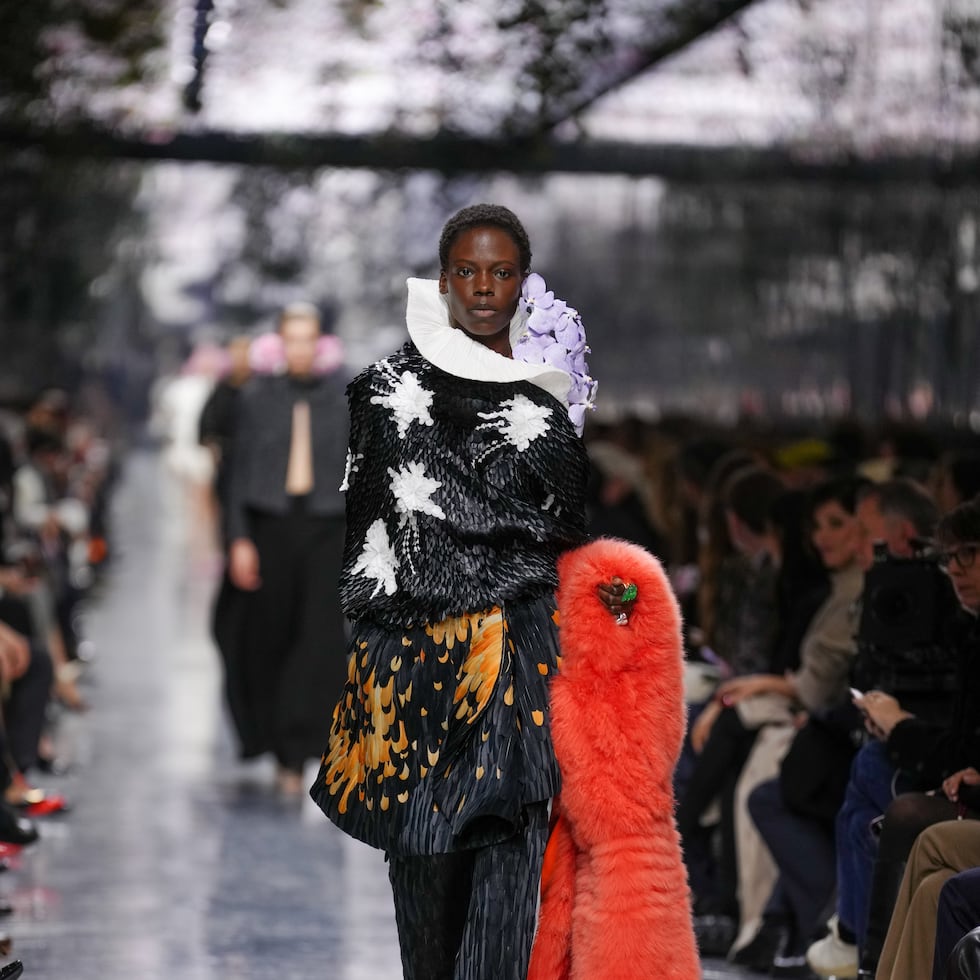 Flores, lujo y fantasía: Dior se transforma con el debut "couture" de Jonathan Anderson
