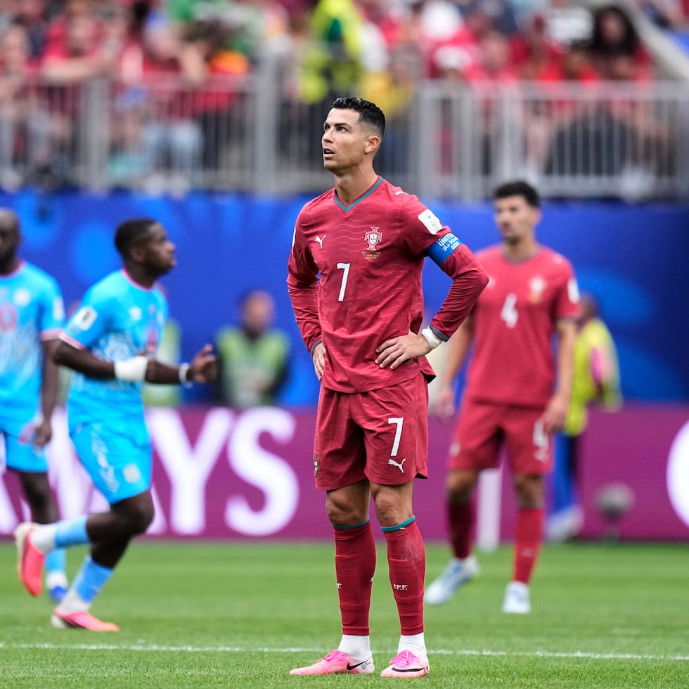 Cristiano Ronaldo, de Portugal, reacciona durante el partido del Grupo K de la Copa Mundial de la FIFA entre Portugal y la República Democrática del Congo.