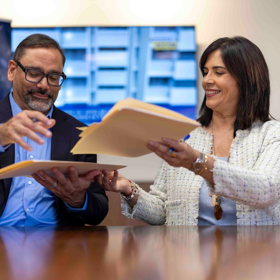 COR3 reimbursed, in 2024, more than $2.3 billion to the subrecipients. In the photo, the agency's executive director, Eduardo Soria Rivera, and Comptroller Carmen Vega Fournier.