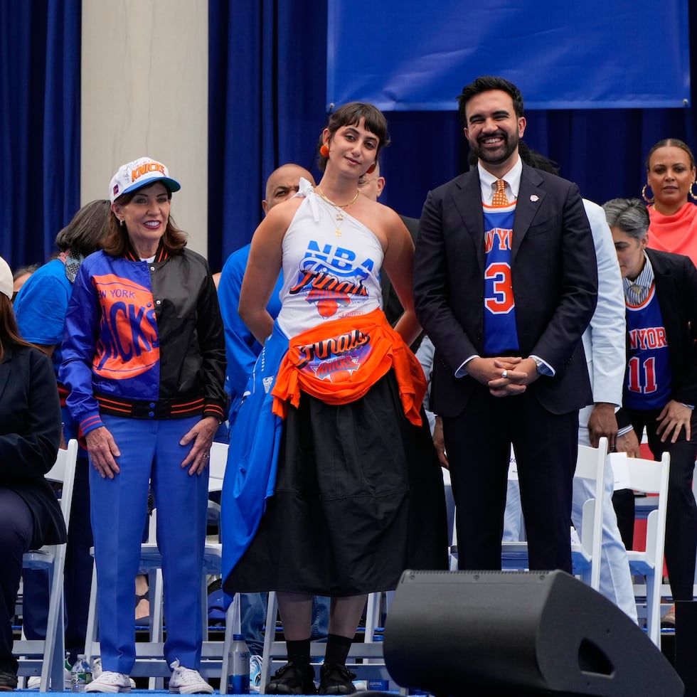 La primera dama de la Ciudad de Nueva York, Rama Duwaji, junto al alcalde Zohram Mamdani durante la Knicks Championship Parade Basketball.