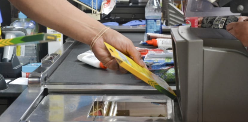 García Figueroa afirmó que el primer día de ventas de regreso a la escuela sin IVU había transcurrido de forma ordenada y los consumidores se han beneficiado de hacer sus compras de materiales escolares y uniformes sin pagar el IVU. (Para Primera Hora/Lizann Rosario)