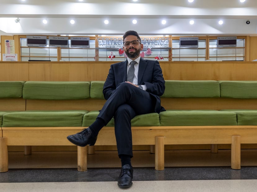 San Juan, Puerto Rico, Enero 25, 2024 - FOTOS para ilustrar una historia sobre Francisco Parés tras su renuncia al Departamento de Hacienda. La foto se realizó en la sede de Hacienda en el Edificio Intendente Ramírez en Puerta de Tierra - el secretario saliente mencionó que uno de sus logros es ver vacío tanto el vestíbulo y la oficina de servicios al contribuyente en la sede de la agencia como consecuencia de la digitalización de los servicios y otras gestiones que realizó .