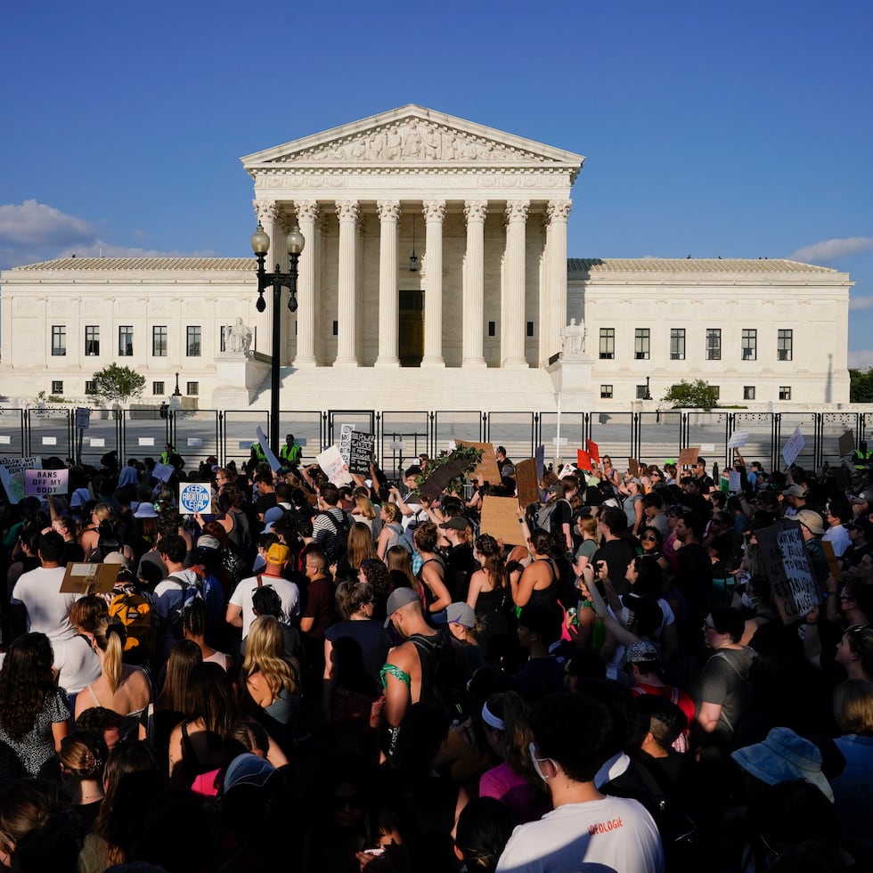 Vista de la sede del Tribunal Supremos de Estados Unidos en Washington y el perimetro con vallas para impedir el paso de manifestantes. En junio, este foro judicial publicará al menos seis decisiones fundamentales, destaca Eduardo Bhatia