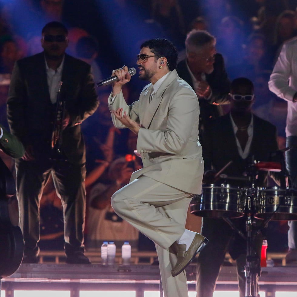 El cantante puertorriqueño Bad Bunny se presentó este sábado, durante su segundo concierto de la gira 'Debí Tirar Más Fotos World Tour' en el estadio Atanasio Girardot en Medellín (Colombia). EFE/ STR