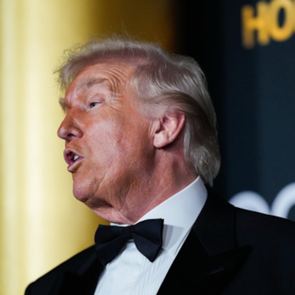 El presidente Donald Trump y la primera dama Melania Trump caminan por la alfombra roja antes de la 48ª edición de los Kennedy Center Honors, el domingo 7 de diciembre de 2025.