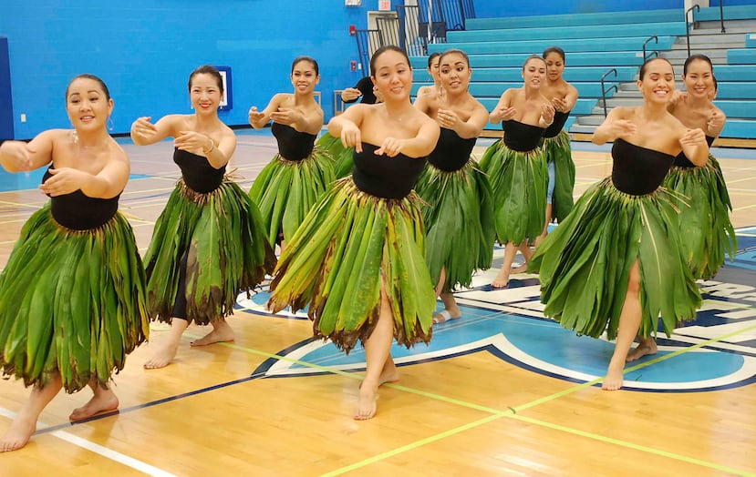 Miembros de Halau Hiiakainamakalehua ensayan en Honolulu para el próximo Merrie Monarch Festival. (AP)