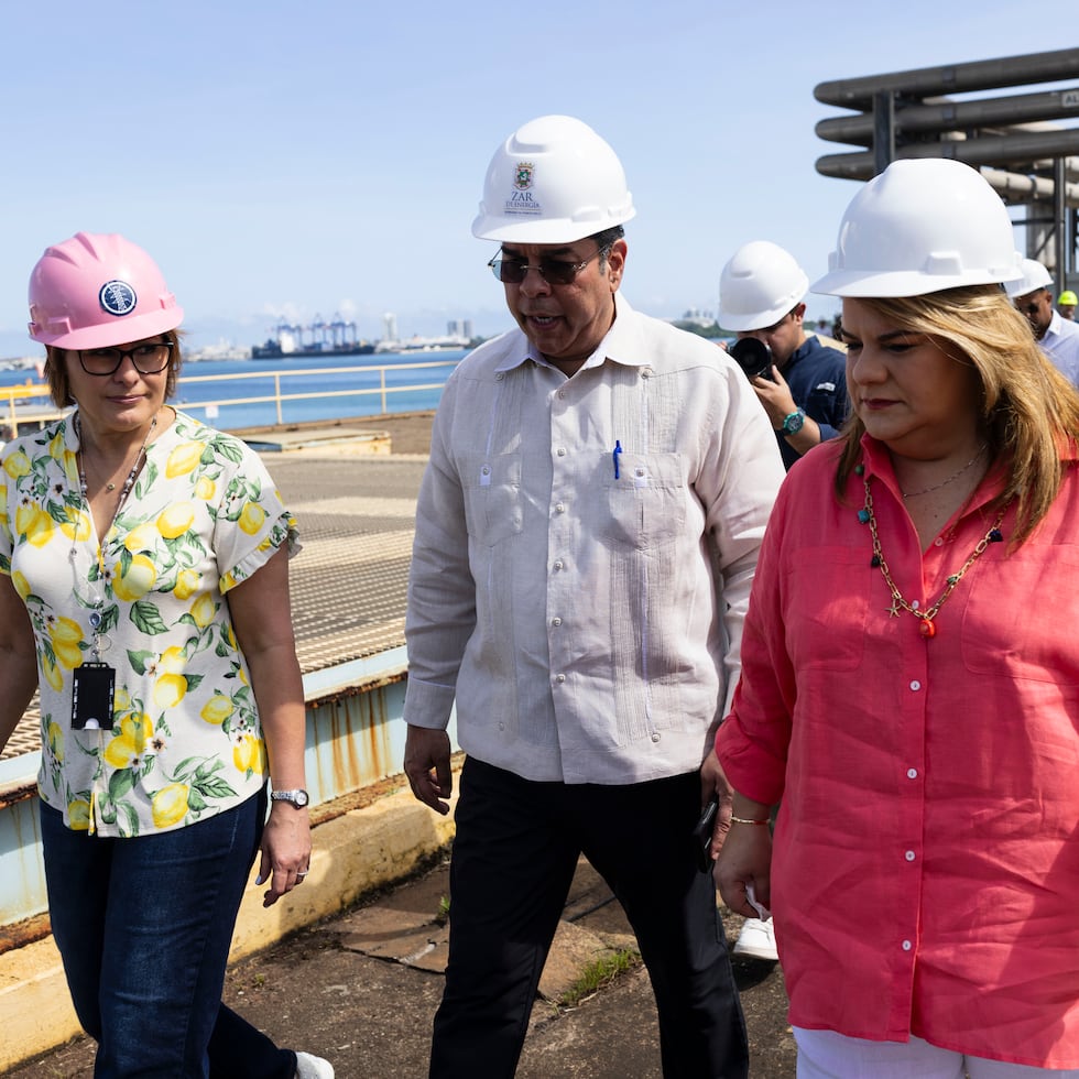En la imagen, Mary Carmen Zapata Acosta, exdirectora ejecutiva de la AEE, Josué Colón, zar de Energía, y la gobernadora Jenniffer González Colón.