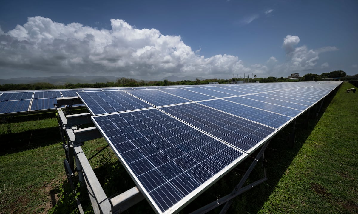 Alcaldes reclaman al Departamento de Energía reordenar $700 millones para proyectos solares en Puerto Rico