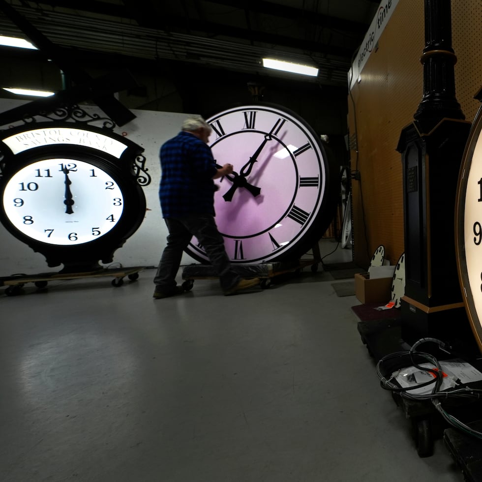 Scott Gow, un fabricante de relojes, ajusta un reloj en la Electric Time Company, en Medfield, Massachusetts.