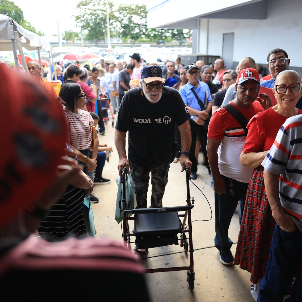 Aunque el Departamento de la Familia había separado el espacio para los residentes en San Juan y Guaynabo, llegaron hasta las instalaciones personas de otras partes de la isla.