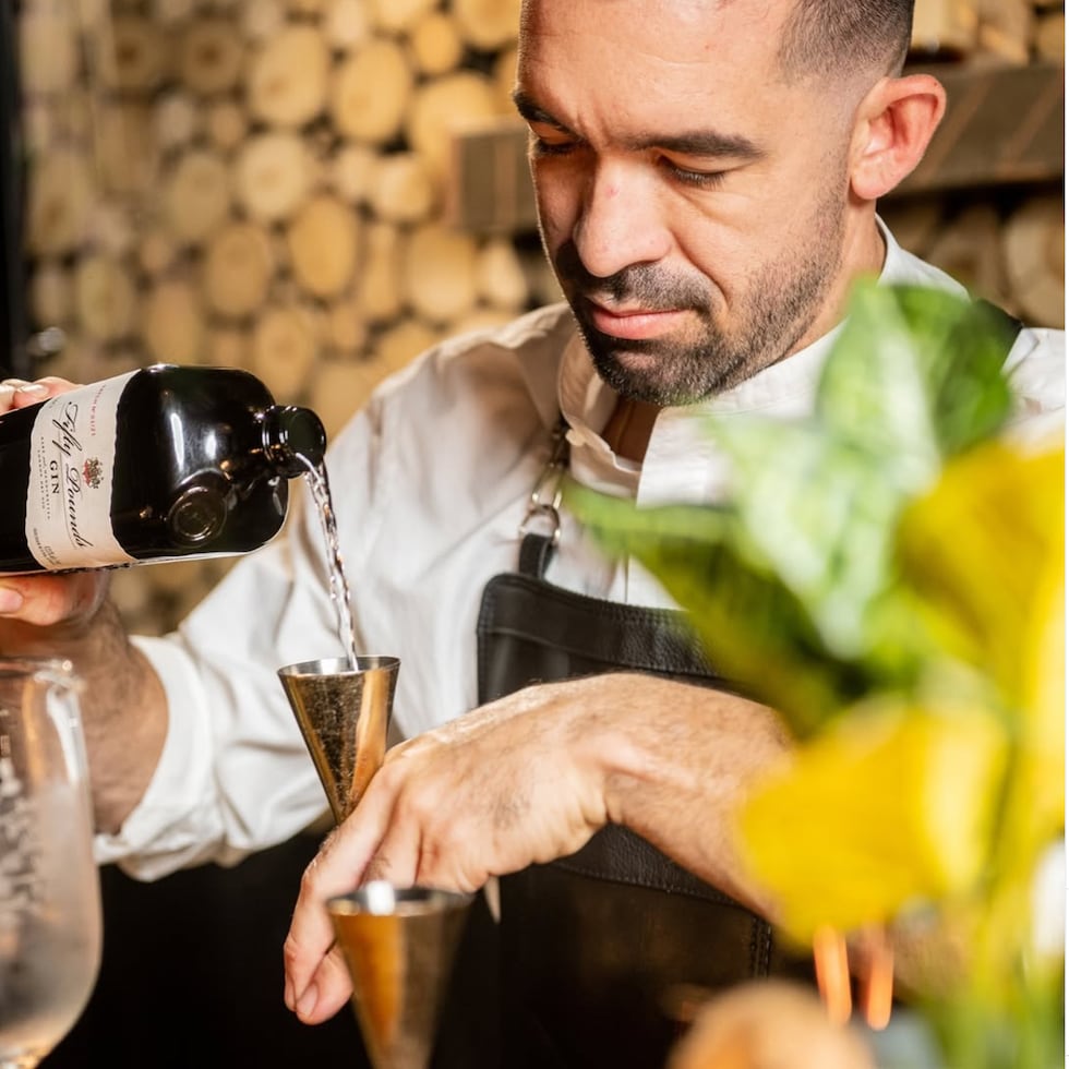 Colmena Bar en la Parada 18 de Santurce es propiedad del bartender Jorge Buch Barzaga.