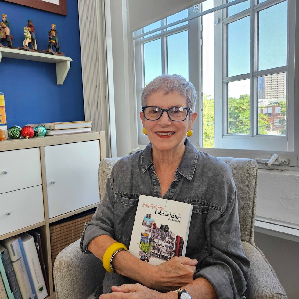 La escritora puertorriqueña Magali García Ramis muestra su publicación más reciente, "El libro de las tías".