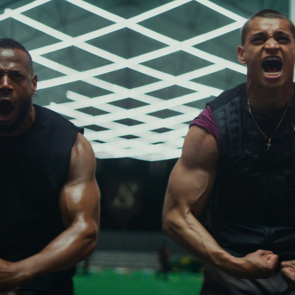 Marlon Wayans y Tyriq Withers en una escena de "Him." (Universal Pictures via AP)