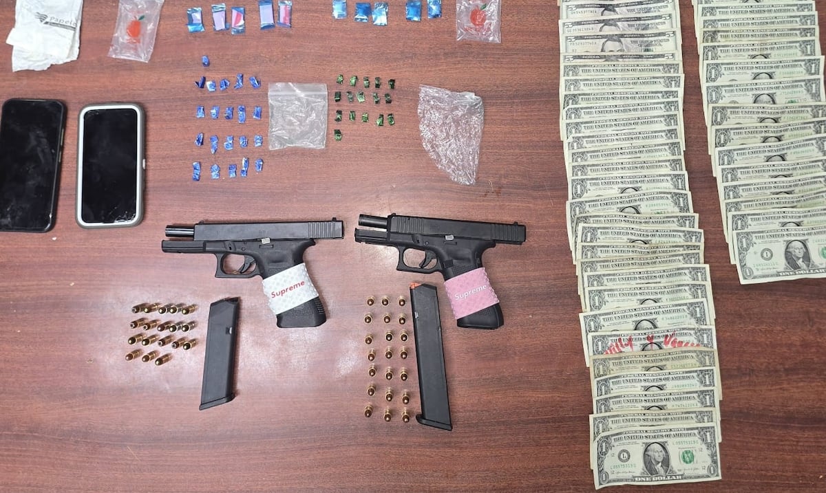 Capturan prófugo y arrestan a dos durante allanamiento en Aguadilla