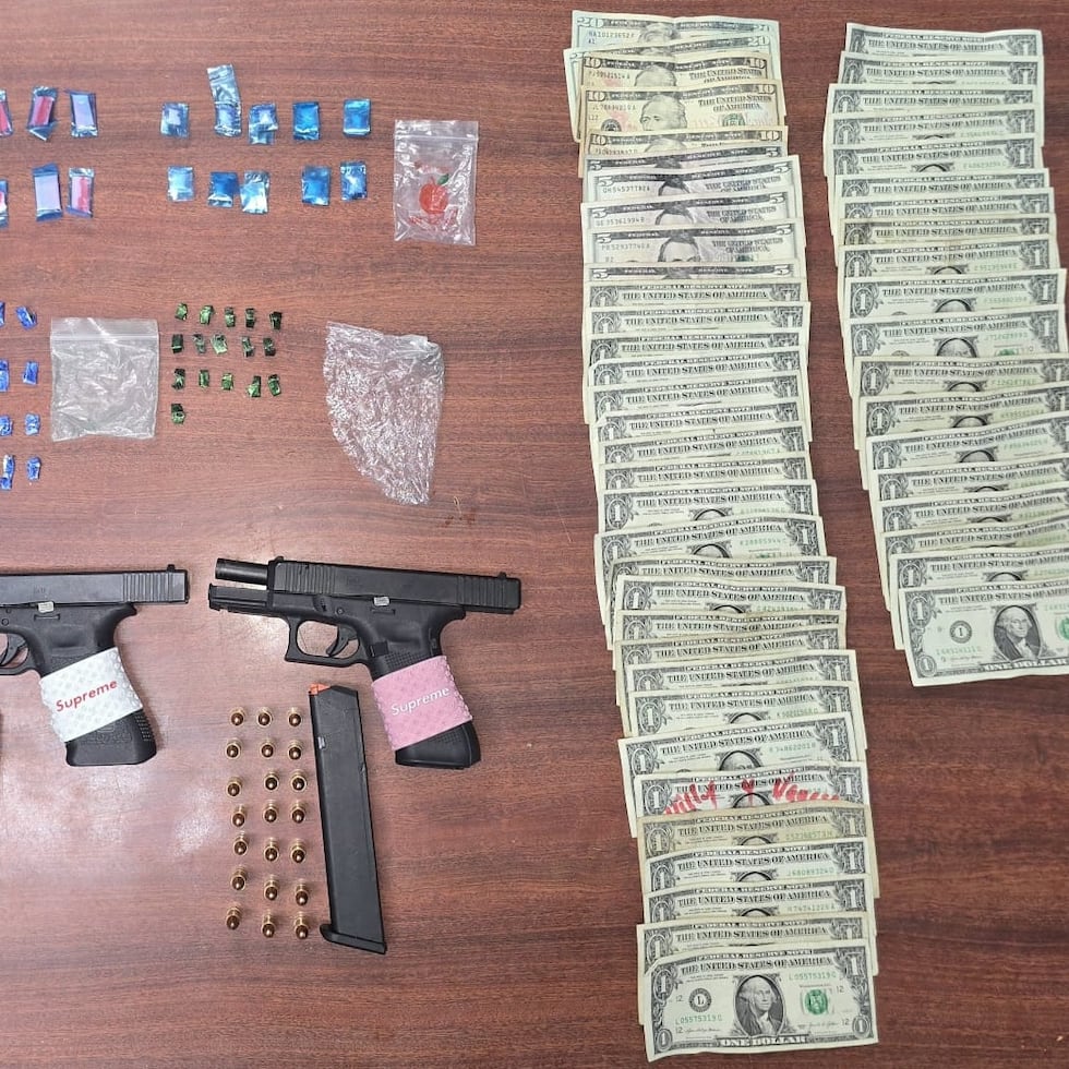 Material ocupado durante un allanamiento en Aguadilla.