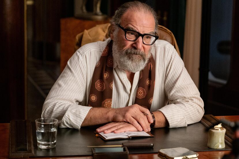 El actor Mandy Patinkin es el protagonista de la serie "Death and Other Details".