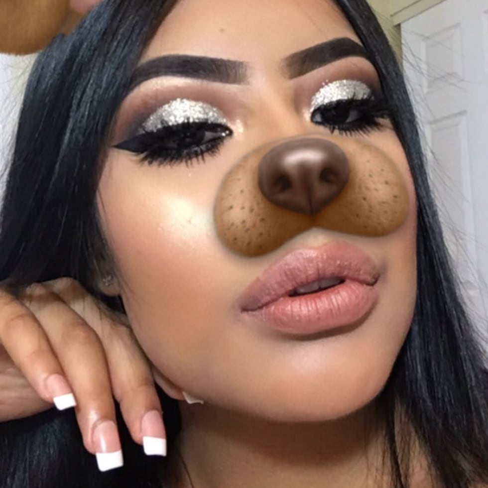 Maquillajes cargados y creativos, filtros de perrito, skinny jeans y canciones pop pegajosas llenan el mundo digital de nostalgia y bellos recuerdos