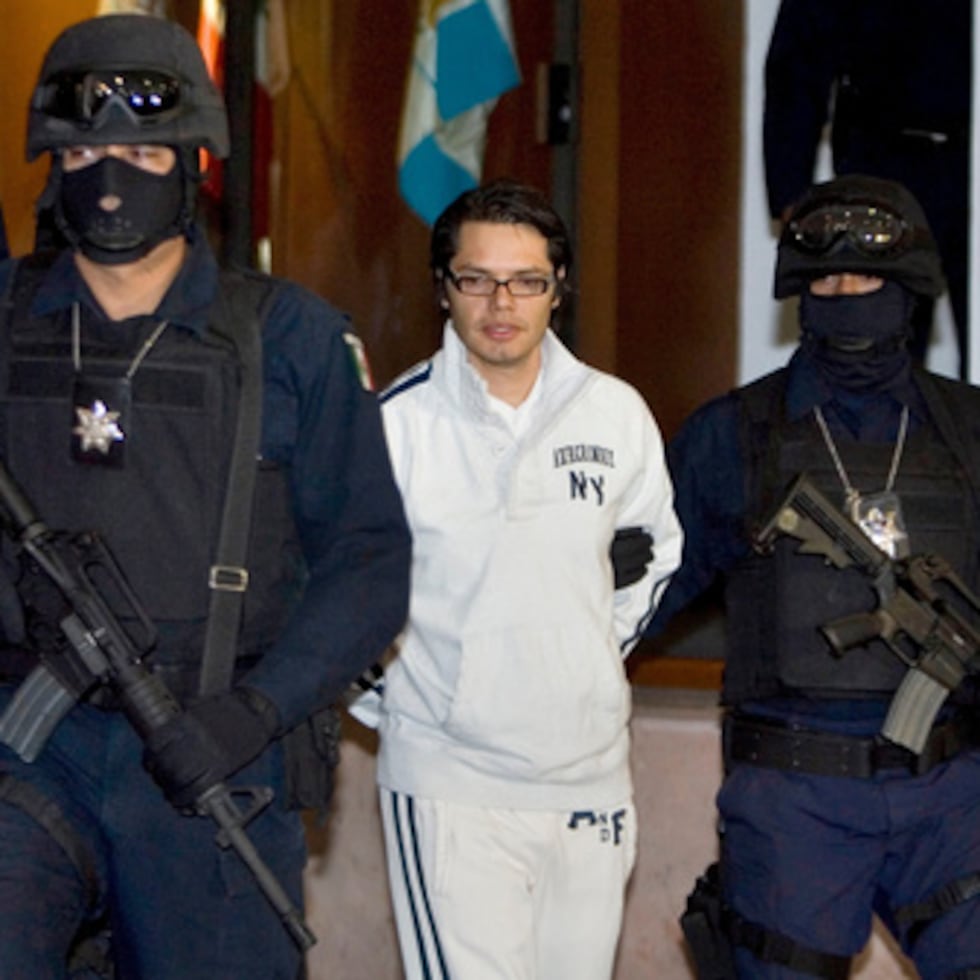Agentes de la policía federal escoltan a Vicente Carrillo Leyva, presunto número dos del Cártel de Juárez, durante su comparecencia ante los medios de comunicación en Ciudad de México, el 2 de abril de 2009.