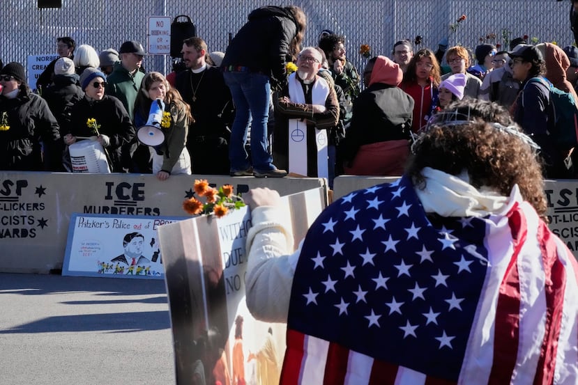 Manifestantes se reúnen fuera de una instalación del Servicio de Inmigración y Control de Aduanas, el 24 de octubre de 2025 en Broadview, Illinois, un suburbio de Chicago. (AP Foto/Nam Y. Huh)