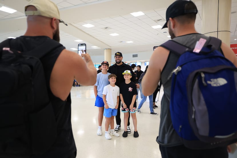Beltrán llamó la atención de los turistas en el aeropuerto.